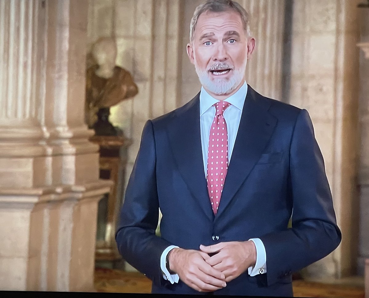 Está él como para dar consejos sobre concordia y convivencia cuando tiene el “Belén” montado en su propia casa.

50 años de una institución impuesta por un dictador. Cinco décadas de corrupción y escándalos y encima hay que aguantar sus sermones. 😂

¿Para qué sirve un rey?