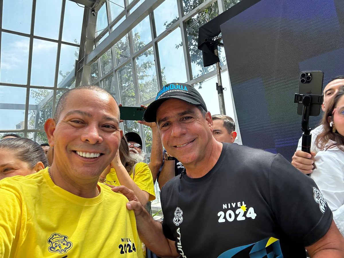juanospinoacuna's tweet photo. Me siento profundamente orgulloso de hacer parte del equipo de un líder que inspira y transforma vidas, cuyo amor por Barranquilla y por su gente es genuino y se refleja en cada acción. 
Las mejores obras nacen del amor y de las buenas razones. Hoy, bajo su liderazgo, seguimos construyendo una Barranquilla a otro nivel, una ciudad cada vez más humana y más feliz. 
@AlejandroChar