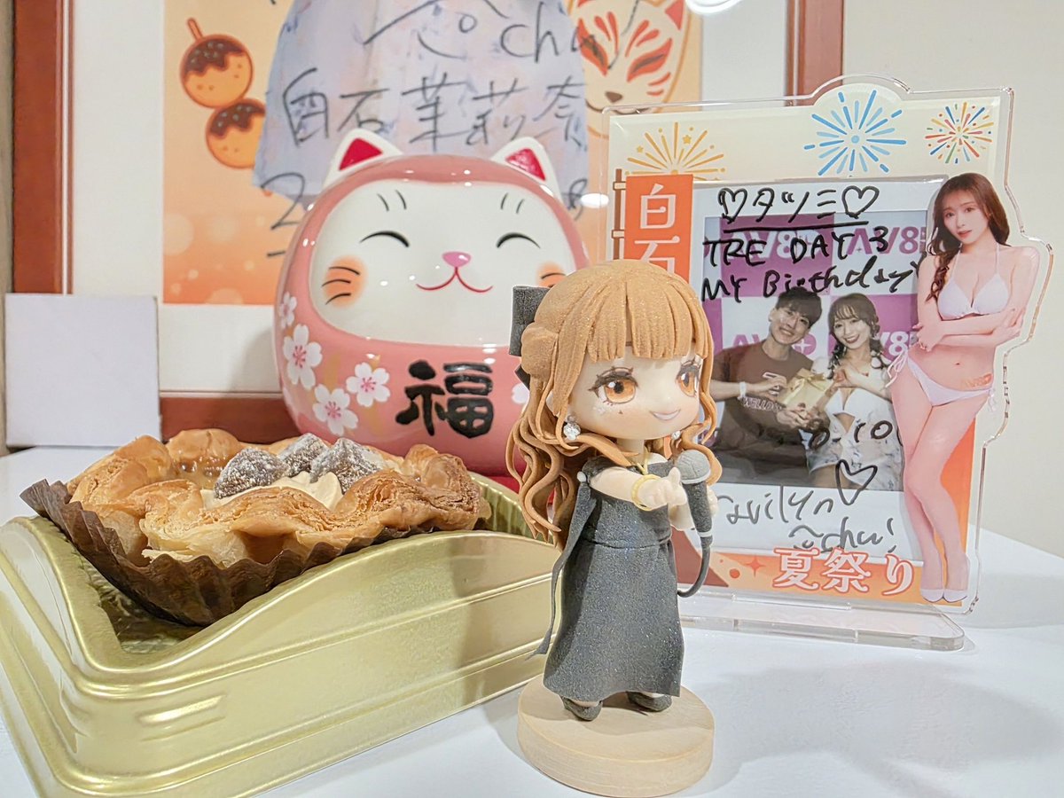 hoomfa520991's tweet photo. 12/24是我很喜歡且重要的日子，想在這一天與女神まりりん分享喜悅💕 這個黏土娃是委託朋友，以 Sweet Memories 2025 活動上妳演唱「The one」的姿態製作，妳的歌聲至今仍迴盪在我腦海中☺️ 

與妳勾指的約定我不會忘記，希望2026也能與妳見面，真的很喜歡妳的笑容。まりりん，我愛妳🎀🩷🥰   祝妳聖誕節快樂🎄

@shiraishimarina
