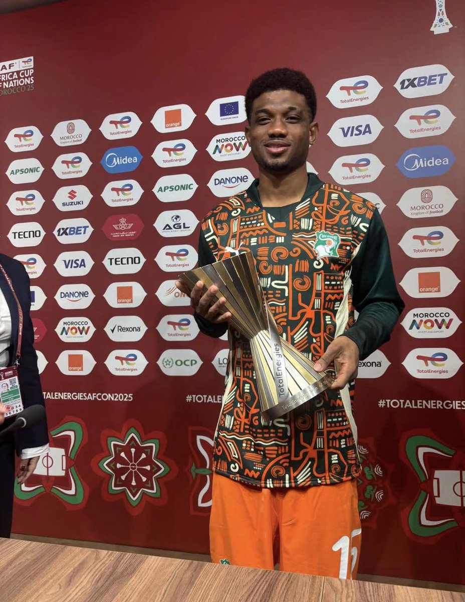 📸 - Amad Diallo with his MOTM award 🇨🇮❤️