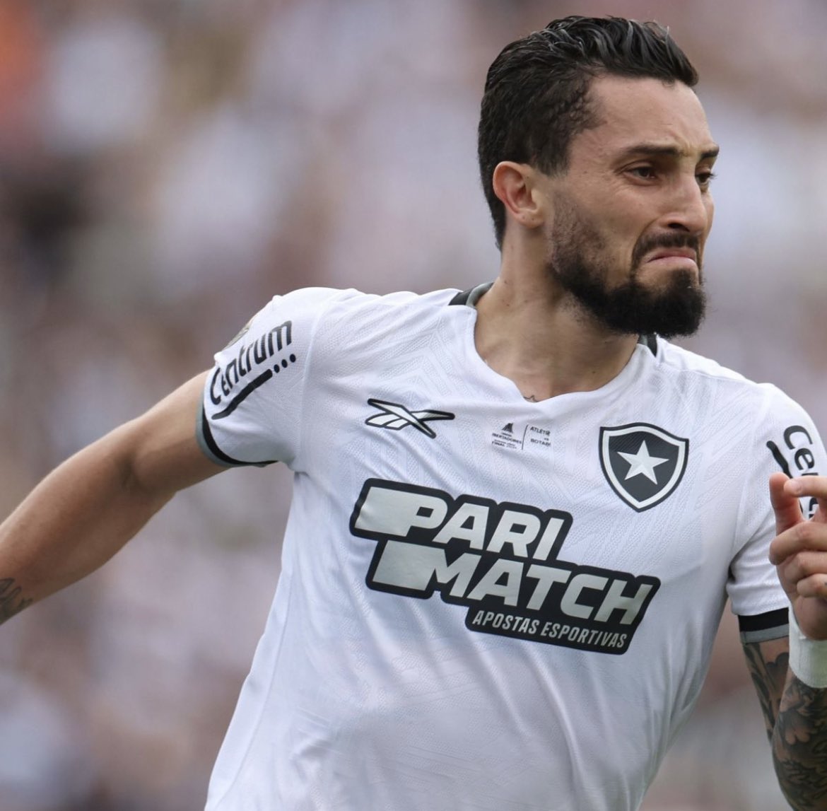 fogoeterno's tweet photo. Aquele exato momento em que você percebe que entrou para a história de um clube e será lembrado para sempre pela torcida https://t.co/nBgMLU7jMd