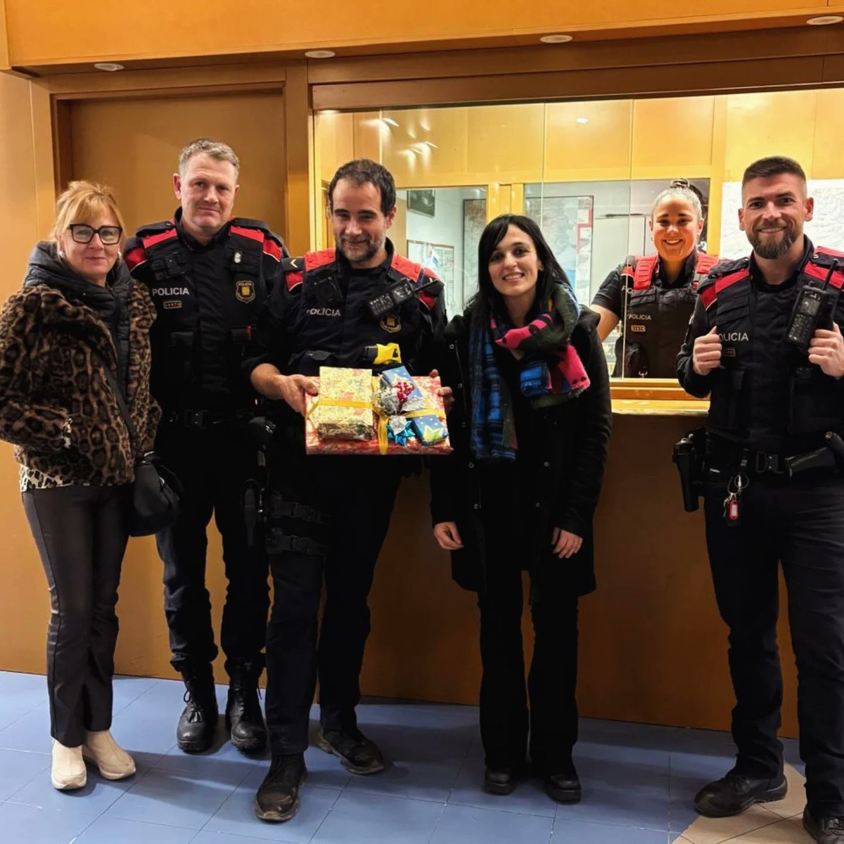 orriolsderipoll's tweet photo. Com a Ajuntament de Ripoll, reconeixem la gran tasca dels serveis essencials i més encara en dates com avui.

Moltes gràcies al cos de Bombers, als Mossos, a la Policia Local i als infermers i cuidadors de la residència d'avis.

Molt bon Nadal per tots!

#GovernemRipoll https://t.co/CiYoCCLv3q