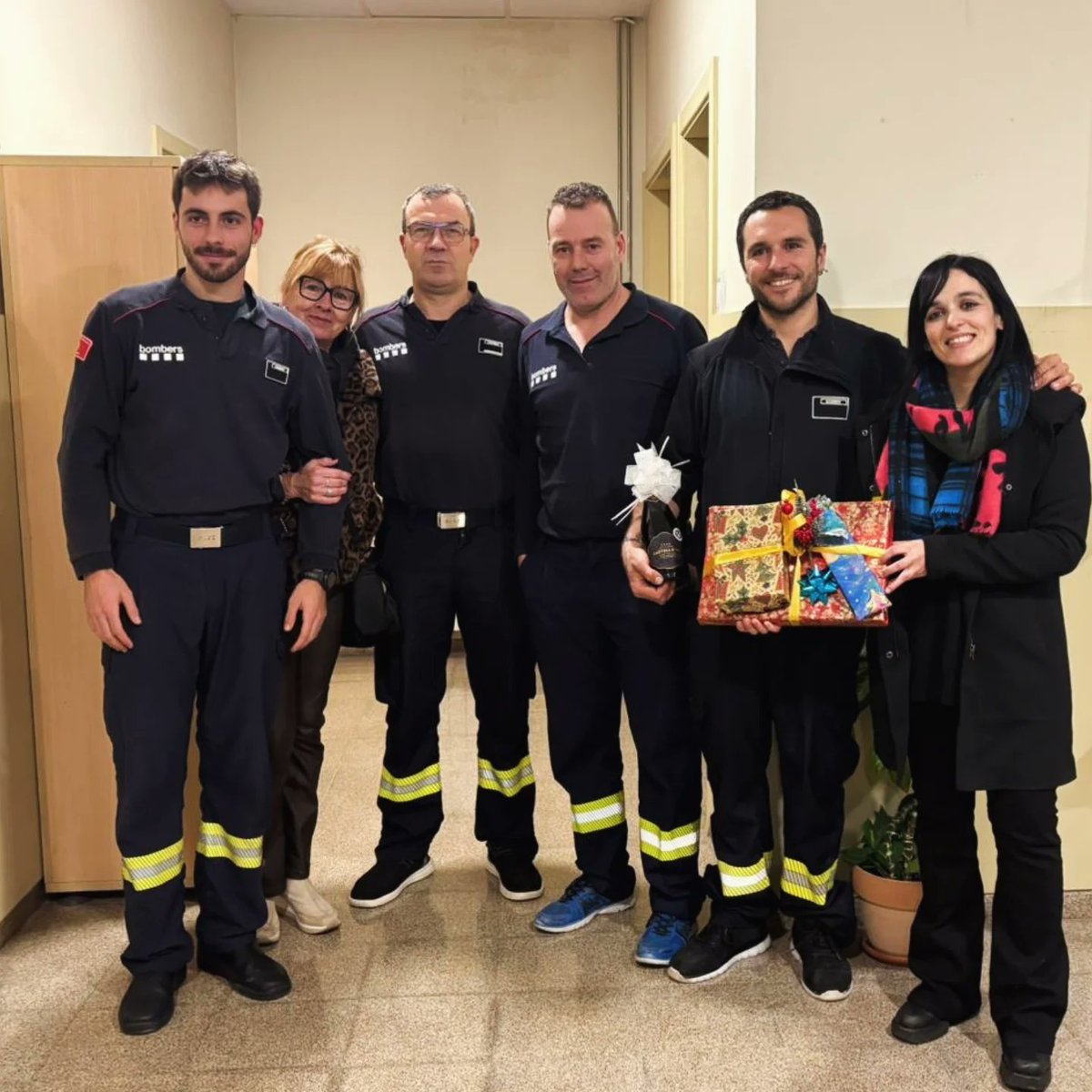 orriolsderipoll's tweet photo. Com a Ajuntament de Ripoll, reconeixem la gran tasca dels serveis essencials i més encara en dates com avui.

Moltes gràcies al cos de Bombers, als Mossos, a la Policia Local i als infermers i cuidadors de la residència d'avis.

Molt bon Nadal per tots!

#GovernemRipoll https://t.co/CiYoCCLv3q
