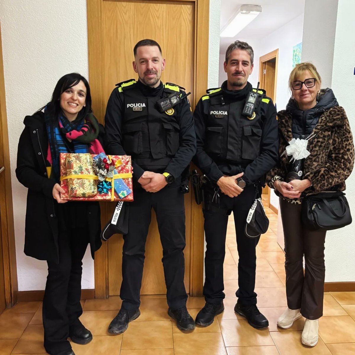 orriolsderipoll's tweet photo. Com a Ajuntament de Ripoll, reconeixem la gran tasca dels serveis essencials i més encara en dates com avui.

Moltes gràcies al cos de Bombers, als Mossos, a la Policia Local i als infermers i cuidadors de la residència d'avis.

Molt bon Nadal per tots!

#GovernemRipoll https://t.co/CiYoCCLv3q
