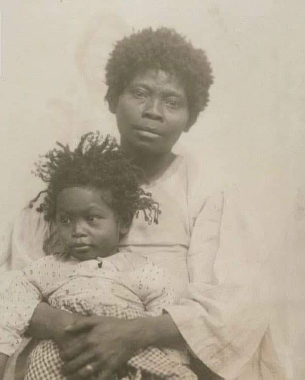 Joe__Bassey's tweet photo. Vintage frame: Indigenous Aeta (Agta) woman and child from the Philippines.

The oldest community of the Philippines 🇵🇭 https://t.co/ARSu3q7nsE