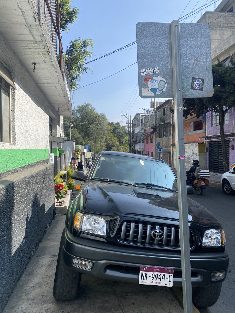 eri_paredes's tweet photo. @UCS_GCDMX @TlalpanAl @trafico889 @TlalpanVecinos Nuevamente sobre la banqueta y los peatones tratando de pasar, ya voy a perder la cuenta de cuántas veces lo he reportado!!! Están en camino viejo a san Pedro mártir 227, entre la unidad Fovissste y la unidad Jardínes de Tlalpan en la colonia Chimalcoyotl https://t.co/YNTAdz0rxZ