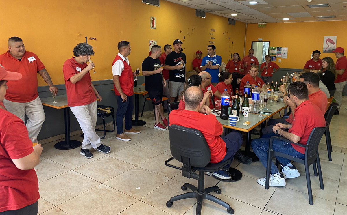 Mientras algunos brindan por la reforma laboral,
los trabajadores brindamos por otra cosa: unidad, memoria y organización.
Porque los derechos no se negocian, se defienden.
Resistencia, lucha y esperanza. 

“La Esperanza No Defrauda” 
Papá Francisco