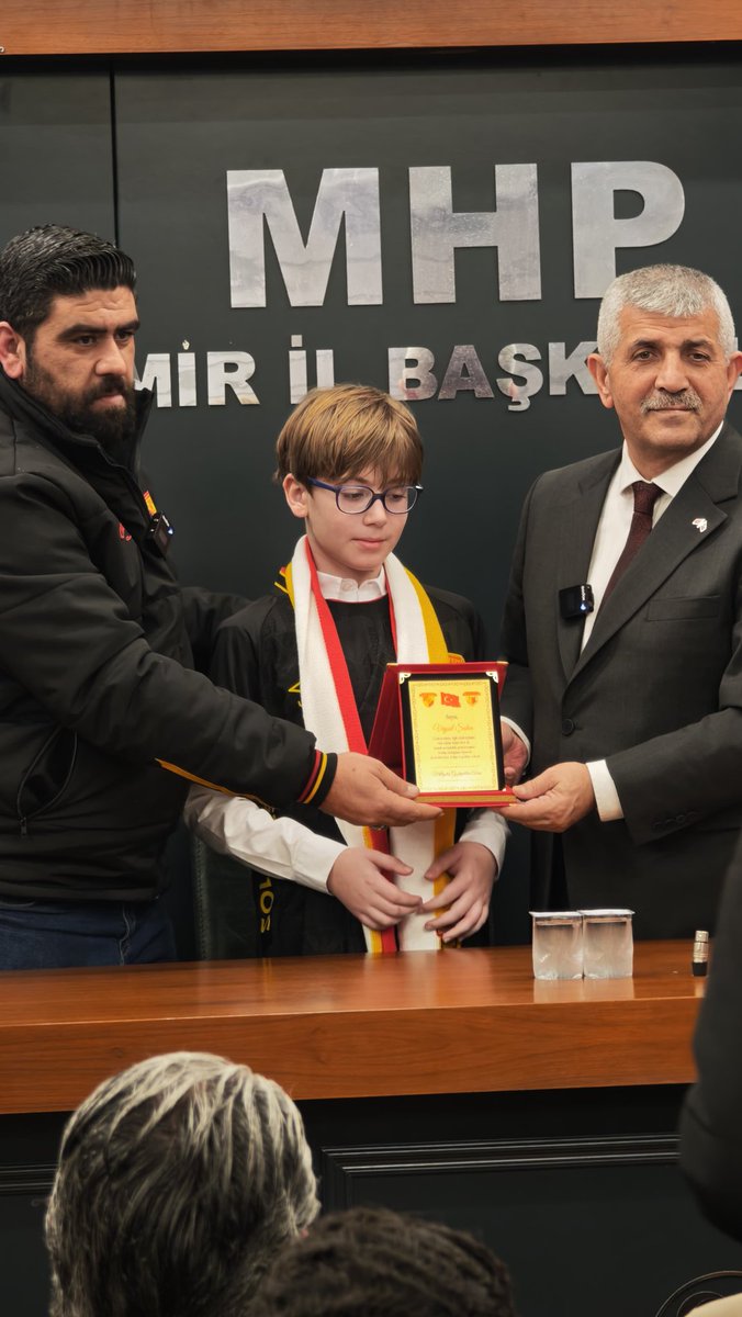 Vatan,Millet,Bayrak,Devlet,ve Göztepe olsun diyen,çok kıymetli Milliyetçi Hareket Partisi İzmir İl Başkanı Veysel Şahin Bey ve çok kıymetli İl Yönetiminin misafiri olduk.Bizleri en güzel şekilde ağırlayıp uğurlayan Veysel Şahin Bey ve İl Yönetimine Can-ı Gönülden teşekkür ederiz.