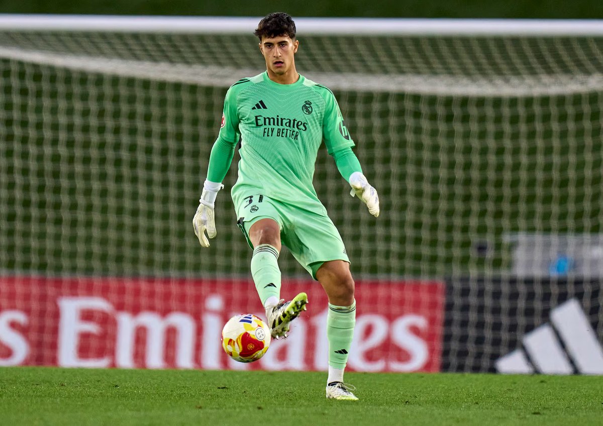 🚨 La Fabrica's 18yo goalkeeper Javi Navarro is VERY highly rated inside the club, with multiple sources inside comparing him to Thibaut Courtois.

He already trains with the first team, his contract was recently renewed until 2030, and he will be Castilla's new GK when Fran