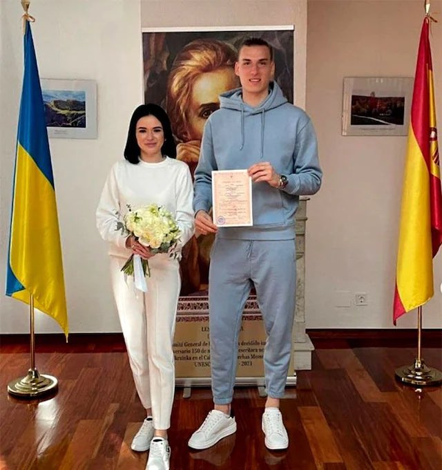 ESnomanu's tweet photo. Lunin en su boda /// Lunin en el nacimiento de Jesús https://t.co/LYTaoTFXSm