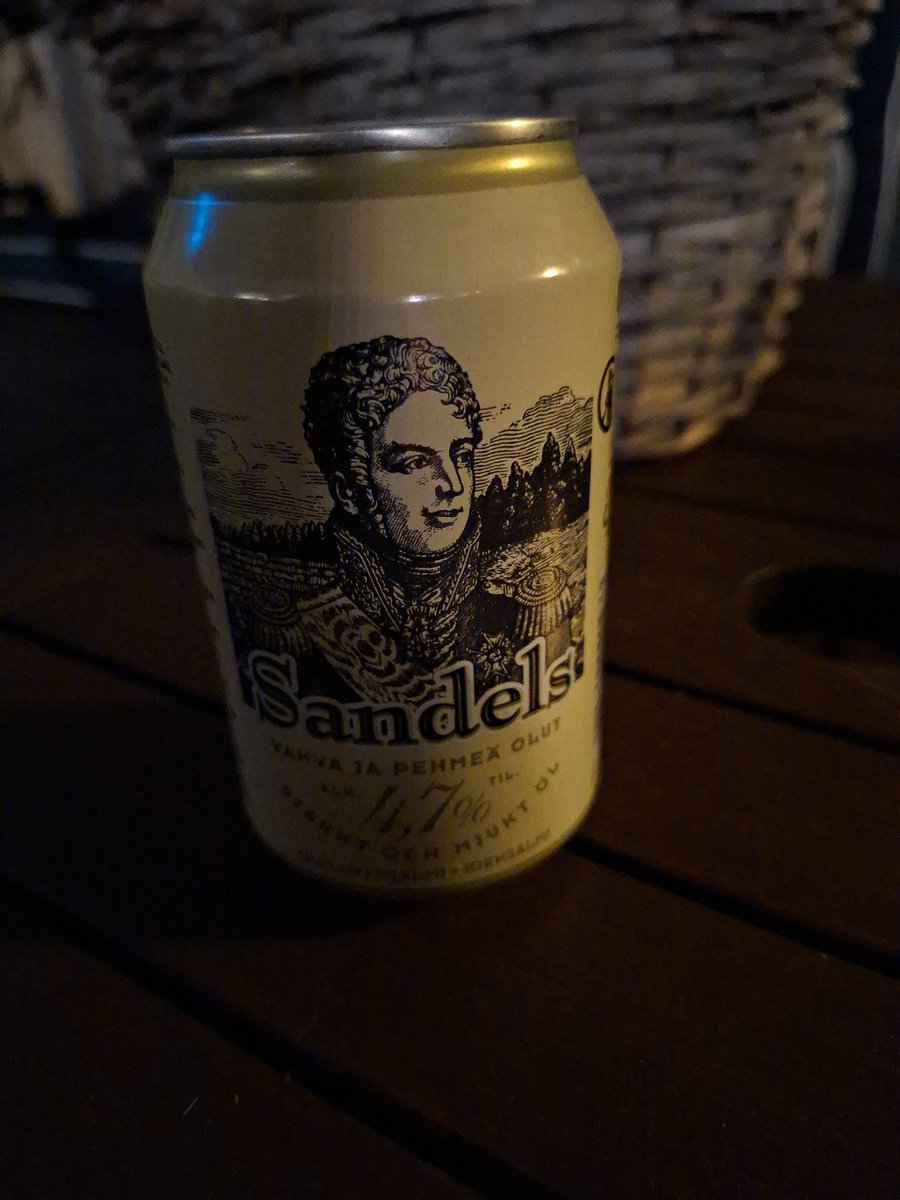 Perinteiseen tapaan näin illasta muuramelaisen tarinoita. Jäähyllä kylmä juoma. Aika monta vuotta menikin, että jouluna on vapaata.