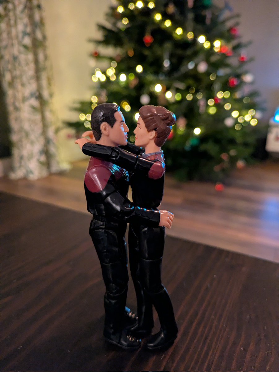 Steffilovesamy's tweet photo. Captain's personal log:
The best gift you can get is to spend Christmas with someone specialβ€οΈβπ₯. Merry Christmas everyoneππ―οΈπ
#12DaysofVoyager
#JanewayandChakotay
#JCdeservedbetter
#StarTrekVoyager
#StarTrekProdigy
#SetACourseforSeason3 https://t.co/Cju8ovmjdV