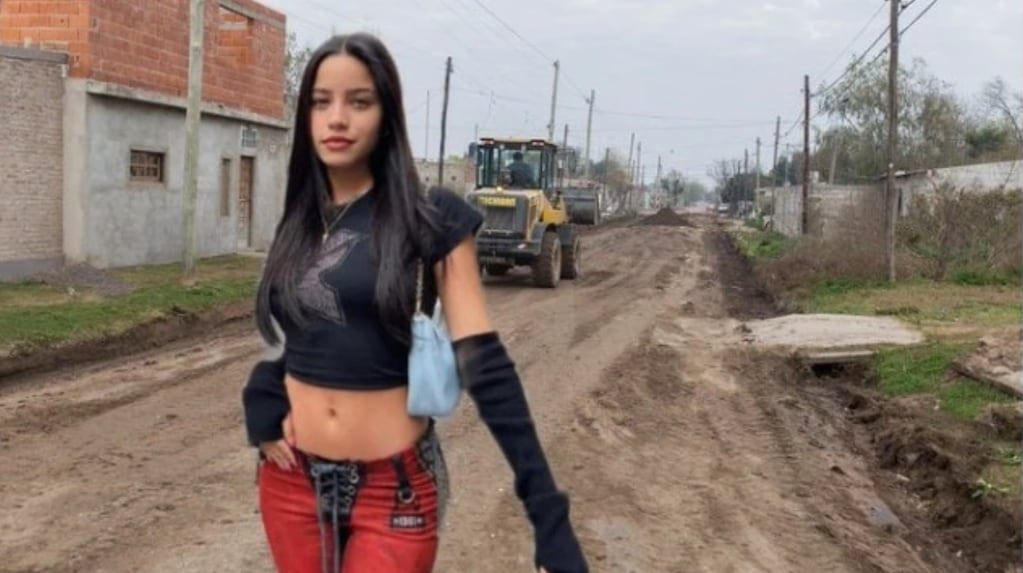 yo hoy yendo por un chicle solo para que todos vean mi outfit