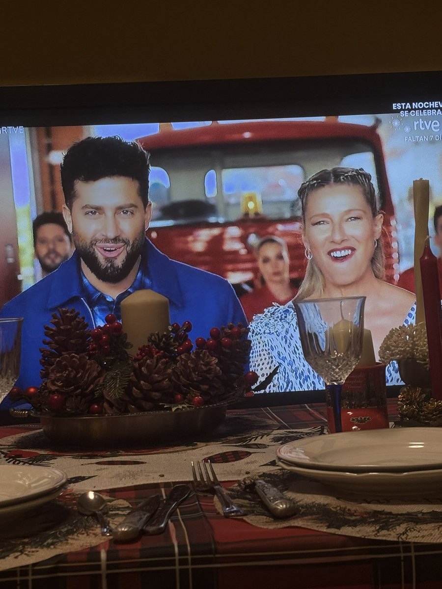 QUE HACE JAVI HOYOS AQUÍ 😭😭😭 ARIANA WHAT ARE YOU DOING HERE??????