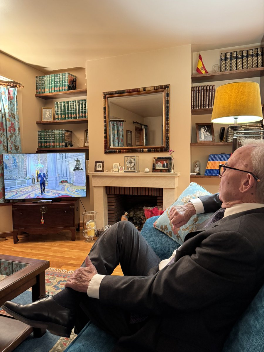 Buen y necesario mensaje de S.M. El Rey. Diálogo, acuerdo, juntos, en definitiva, sentido común 🇪🇸 #MensajeNavidadRey <a href="/CasaReal/">Casa de S.M. el Rey</a> <a href="/desdelamoncloa/">La Moncloa</a> <a href="/ppopular/">Partido Popular</a> <a href="/PSOE/">PSOE</a> <a href="/vox_es/">VOX 🇪🇸</a> <a href="/sumar/">Sumar</a> <a href="/PODEMOS/">Podemos</a>