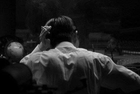 كنت أظن أن ما يُنهك الإنسان هو المآسي الكبيرة، تلك التي تقتحم الحياة بعنف وتتركها مقلوبة رأساً على عقب. لكنني اكتشفت متأخراً أن ما يقتلنا حقاً لا يُرى بالعين، بل يُشعر به على مهل، في تفاصيل صغيرة تتسلل إلينا كل يوم. نحن لا نسقط فجأة، بل نتآكل تدريجياً؛ حين نؤجل راحتنا لنرضي