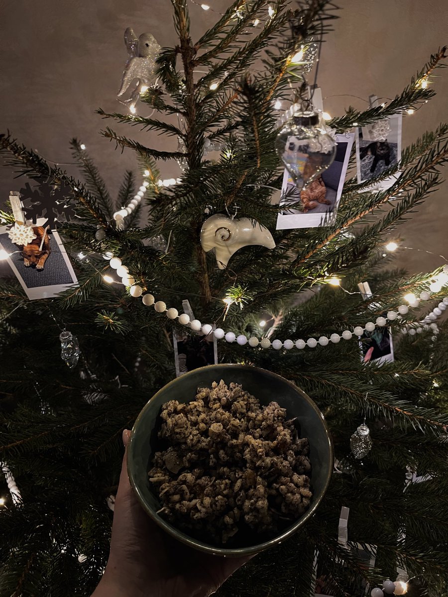 Перший раз в житті сама приготувала кутю. І в мене до вас питання. Це ж у всіх її виходить десять кіло? Хз як так вийшло, але тепер їсти тиждень