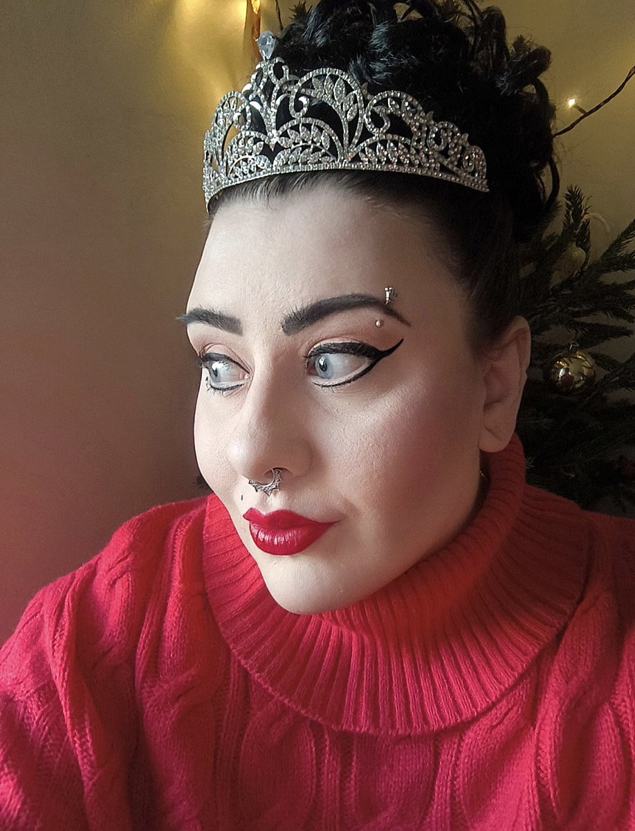 KristynaPravda's tweet photo. 🎄🪔🌟🎁🎀🥰
#czechwoman #septumpiercing #makeup #redlipstick #outfit #blackhair #winter #chrismas #chrismas2025 #czechchrismas #czechchrismas2025 #chrismasvibes #ustinadlabem #fyp #xiaomi13tpro #xiaomiphotography https://t.co/aV991ENrfz