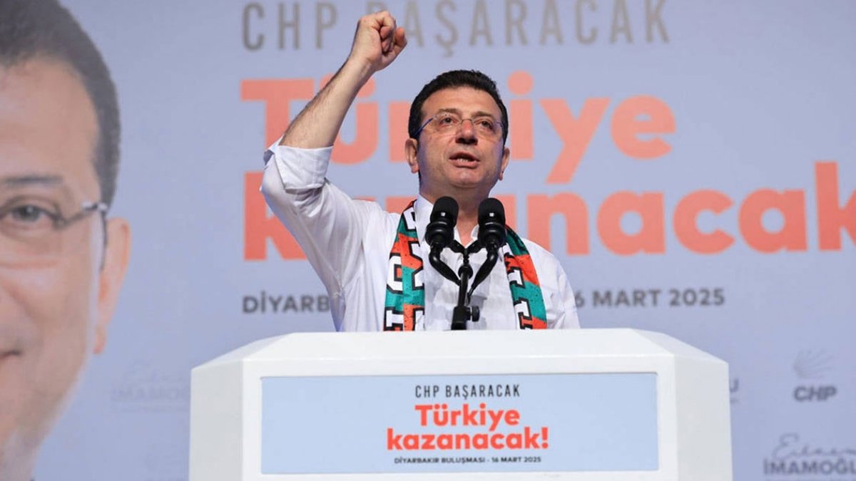 "Fenerbahçeliler, Galatasaraylılar,               
 Beşiktaşlılar sizi uyarıyorum,
Takımlarınız da ellerinizden gider."

- Ekrem İmamoğlu
      8 Aralık 2025