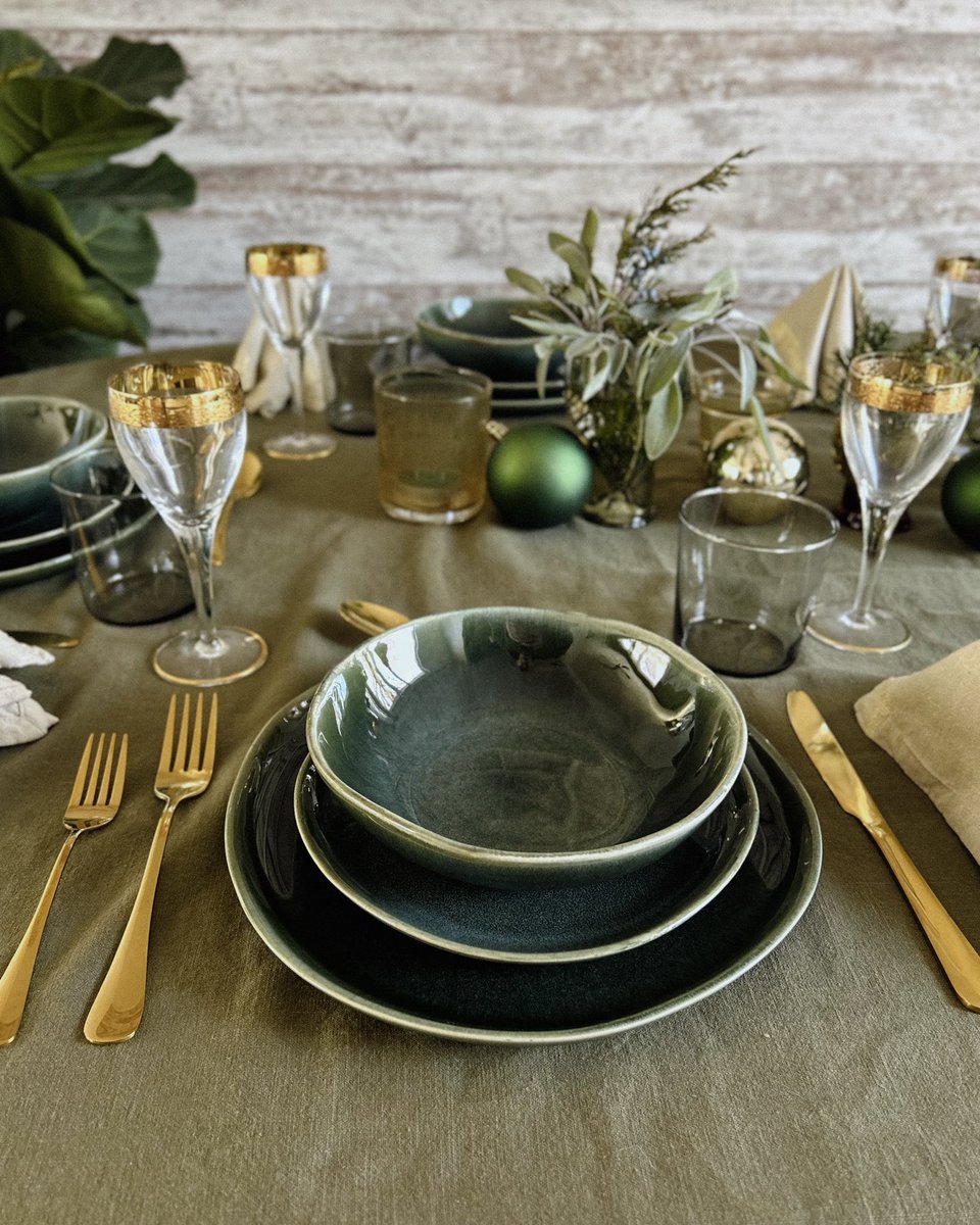 switchgraves's tweet image. christmas table got that house veridian drip