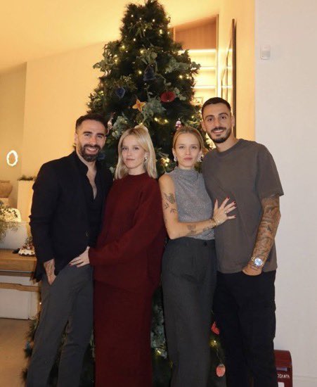 Mario___RM's tweet photo. “Feliz Navidad”      //      “Felices Fiestas” https://t.co/hzxwyp9Szj