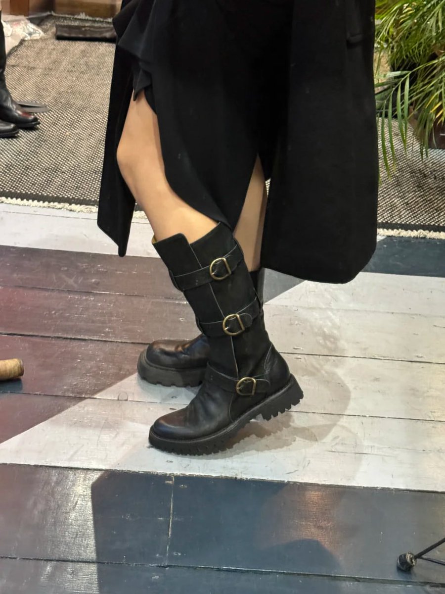 ade8db522a51414's tweet image. These boots were made for turning heads 🖤✨ #BootStyle