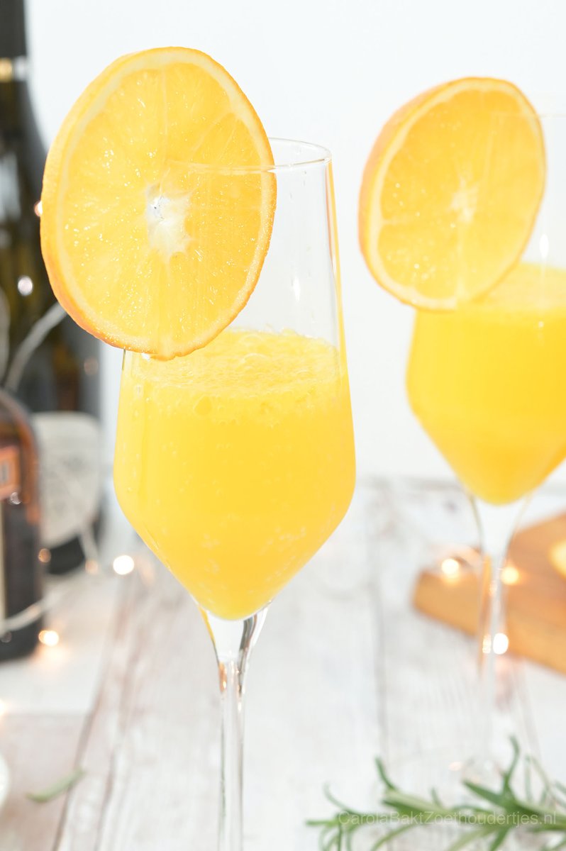 Sinaasappelsap, prosecco en een hint Cointreau: Mimosa is een ideaal recept voor de Kerstbrunch carolabaktzoethoudertjes.nl/post/mimosa-co…
