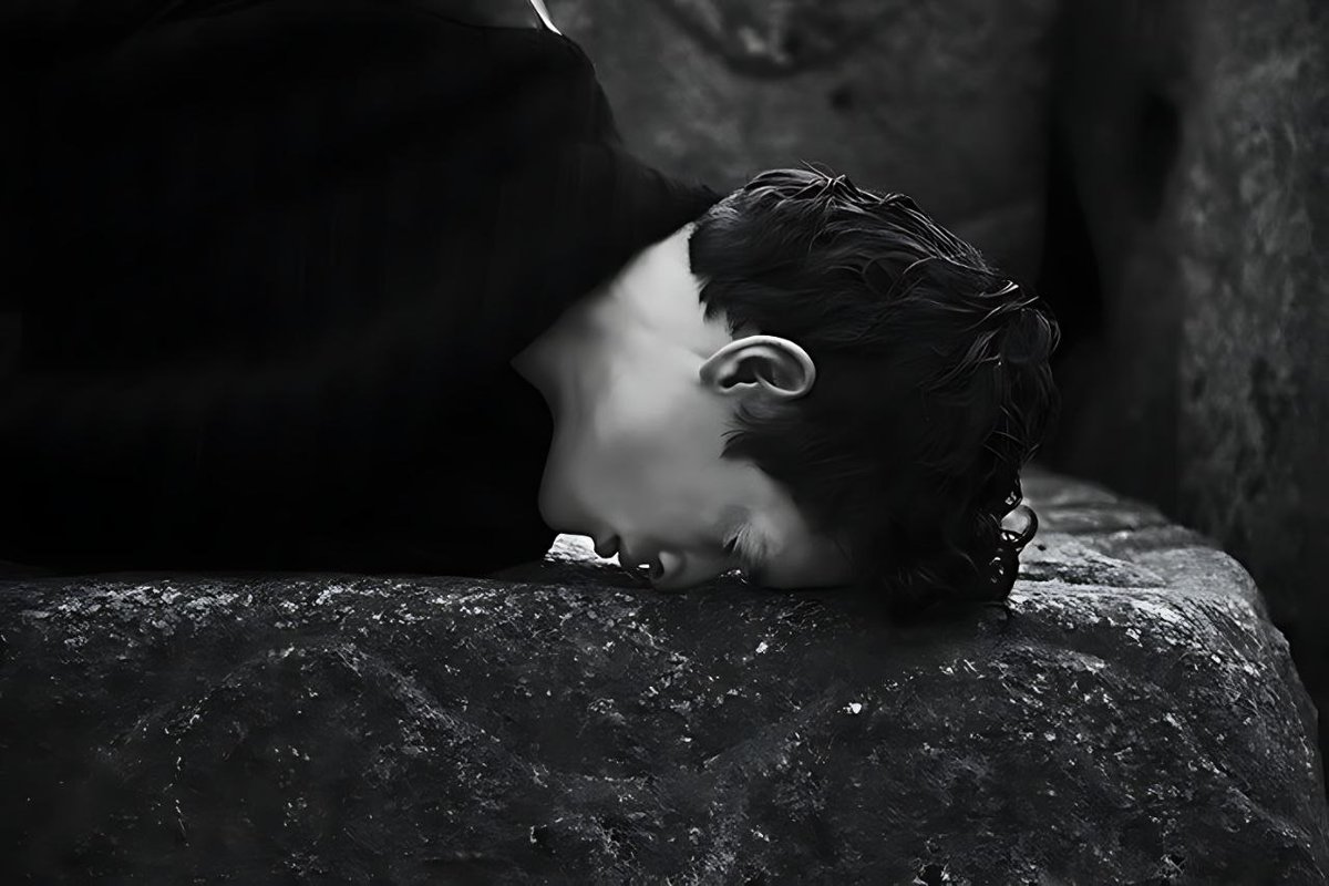 تعبرُ فوق صدركَ  لحظاتٍ ثقيلة كشاحناتٍ  معبئةٍ بالحصى والرملِ والحجارة. تستشعرُ فيها بأن في داخل  قلبك ثقبٌ أسود.  يبتلع كل محاولاتك للنجاة والهروب والفرح. فوهةٌ عميقة، مهما حاولت ردمها بالموسيقى والأصدقاء والنُكات،. بمسلسل ما بأعقاب السجائر بالحب لكنها أبدًا  لا تمتلئ. في سلسلةِ