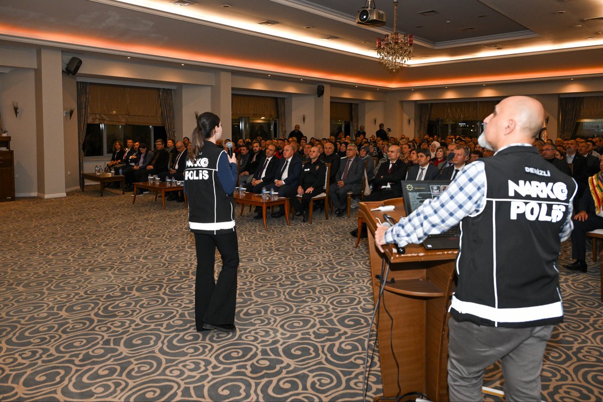 Denizli_Emniyet's tweet photo. 📌 Farkındalık ve Bilinçlendirme Çalışmalarımız Sürüyor

Narkotik Suçlarla Mücadele Şube Müdürlüğümüzce Uyuşturucu Madde Bağımlılığı,
Siber Suçlarla Mücadele Şube Müdürlüğümüzce Dijital Kumar Bağımlılığı konularında bilgilendirme ve farkındalık seminerleri düzenlendi.

Polisevi’nde gerçekleştirilen programa; Valimiz Sayın Ömer Faruk Coşkun, Pamukkale Üniversitesi Rektörü Sayın Prof. Dr. Mahmud Güngör, İl Emniyet Müdürümüz Sayın Yavuz Sağdıç başta olmak üzere kamu kurum ve kuruluşları ile sivil toplum kuruluşlarının temsilcileri katılım sağladı.

Bağımlılıkla ve dijital suçlarla mücadelede önleyici ve bilinçlendirici çalışmalarımız kararlılıkla devam edecektir.
@NSB_EGM_NARKO 
@SiberayEGM 
#DenizliEmniyetMüdürlüğü #BağımlılıklaMücadele #SiberSuçlarlaMücadele