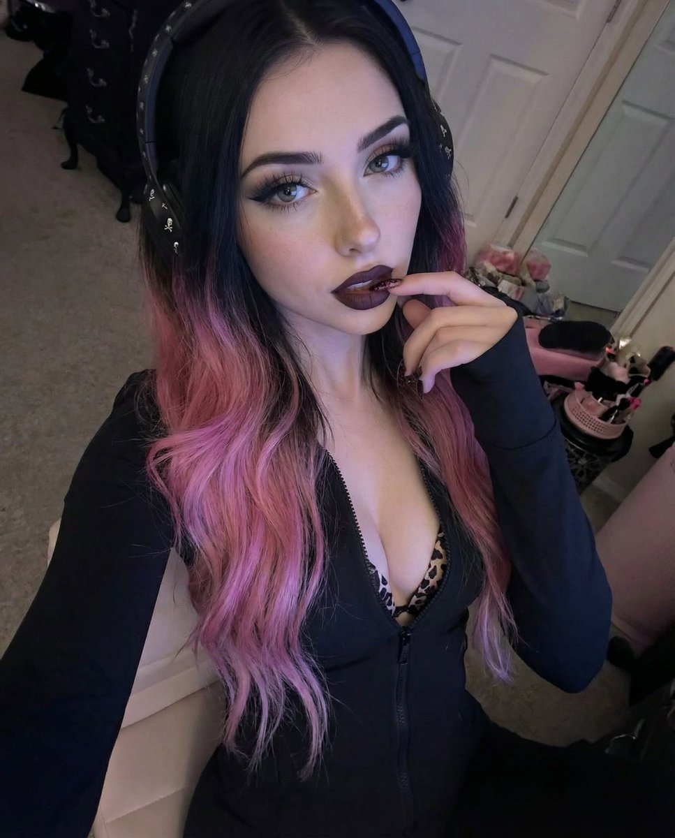 VioletteGoth tweet media