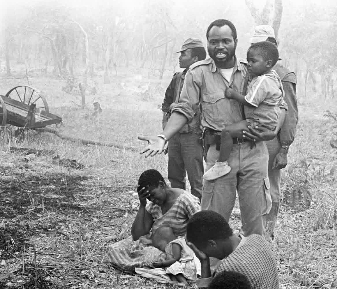The President of the Front for the Liberation of Mozambique (FRELIMO) Samora Machel (holding a child) talks to the population of a village burned by the Portuguese in September 1971 🇲🇿