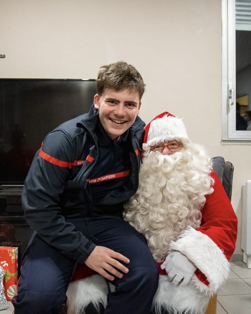 CS_Culoz's tweet photo. 🚒JOYEUX NOËL🎅🏼
Les sapeurs-pompiers de Culoz-Béon vous souhaitent un merveilleux réveillons de Noël 🙏🏼
Profitez de vos proches et soyez gâtés 🎁 https://t.co/5gZpiE3Wkk