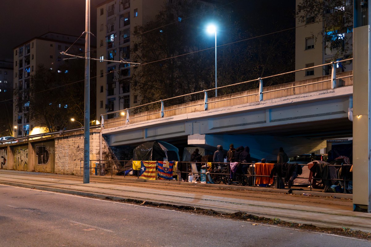 La postal de Nadal que ens deixa el seu alcalde a Badalona. 

'Uns 50 desallotjats de l'antic institut B9 de Badalona passen la nit de Nadal sota el pont de la carretera '
C-31'

📸 <a href="/EPCatalunya/">Europa Press Catalunya</a>