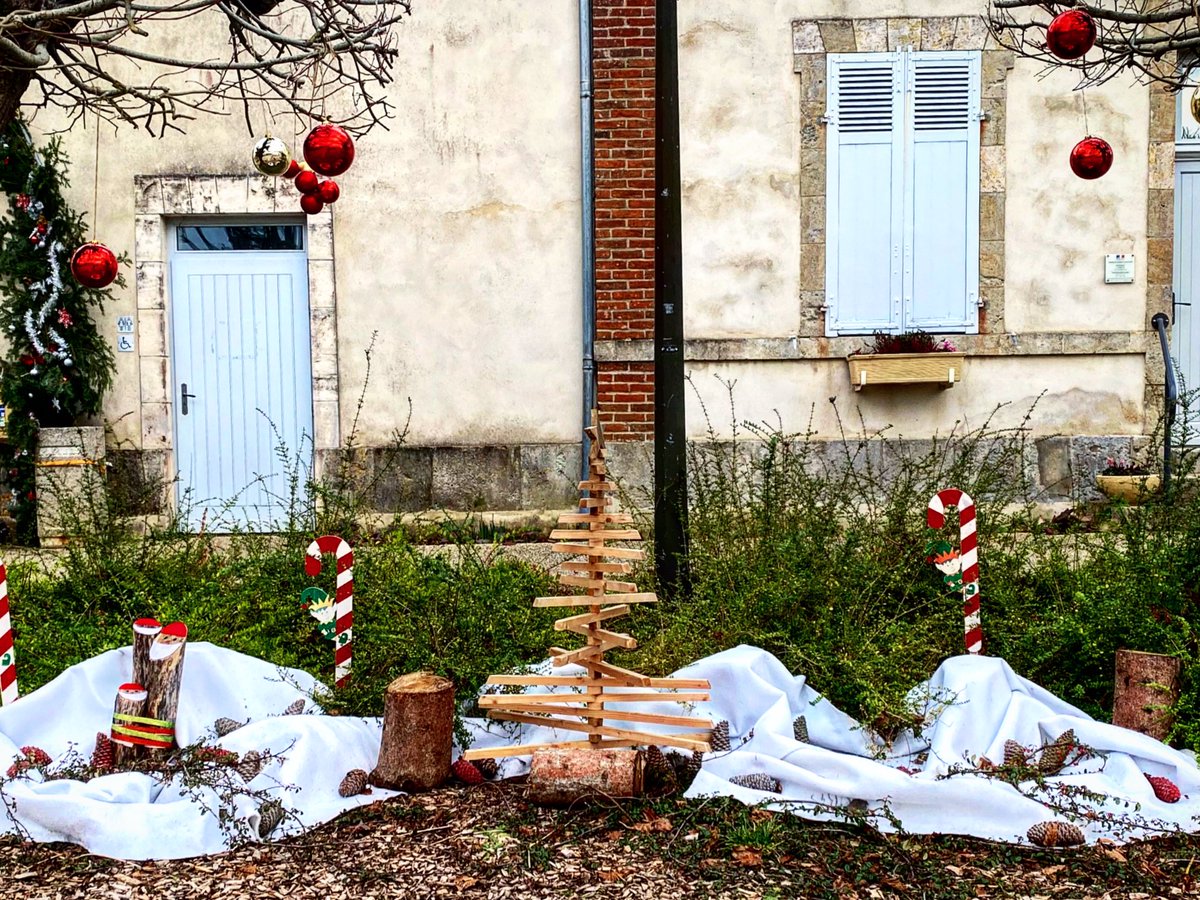 L_E_Ba's tweet image. Et joyeux Noël !!!!

#streetphotography #streetart #ornot #germignydesprés #centrevaldeloire