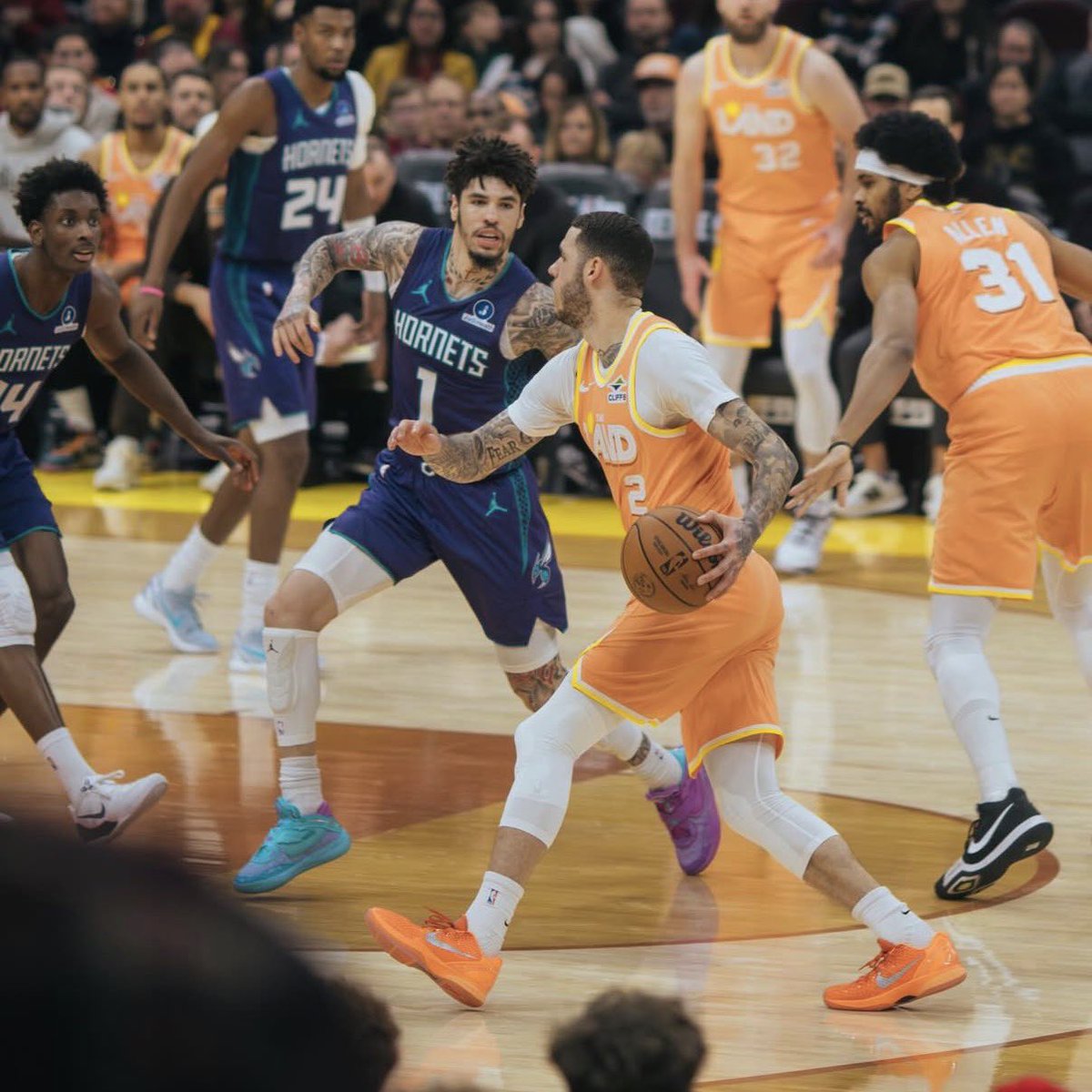 SnapshotKyle's tweet image. Some shots of LaMelo &amp;amp; Lonzo sharing the floor in Cleveland 🤞🏾

(via @memorycardfull on IG)