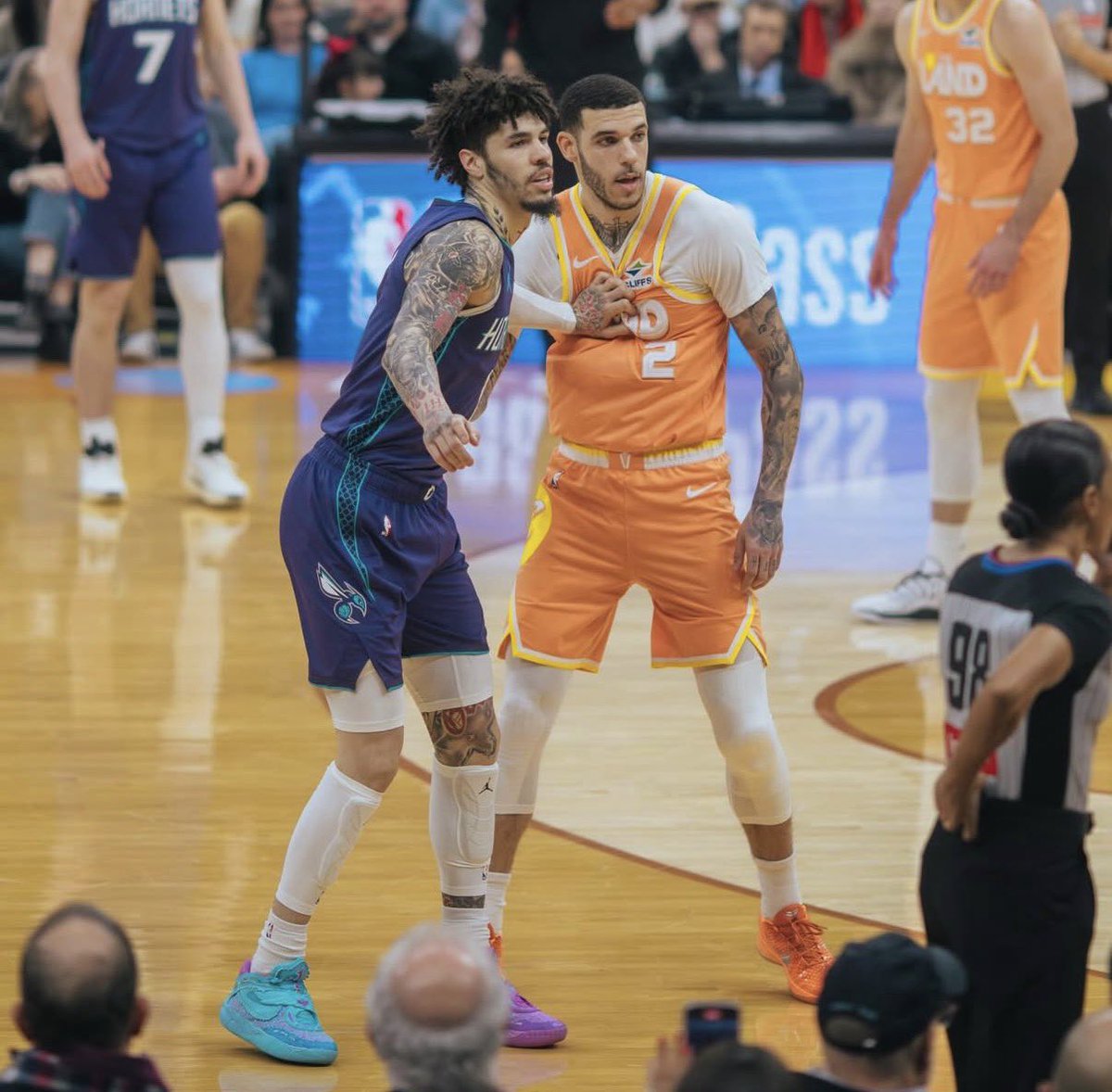 SnapshotKyle's tweet image. Some shots of LaMelo &amp;amp; Lonzo sharing the floor in Cleveland 🤞🏾

(via @memorycardfull on IG)