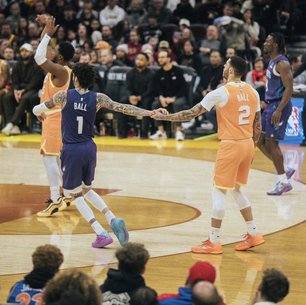 SnapshotKyle's tweet image. Some shots of LaMelo &amp;amp; Lonzo sharing the floor in Cleveland 🤞🏾

(via @memorycardfull on IG)