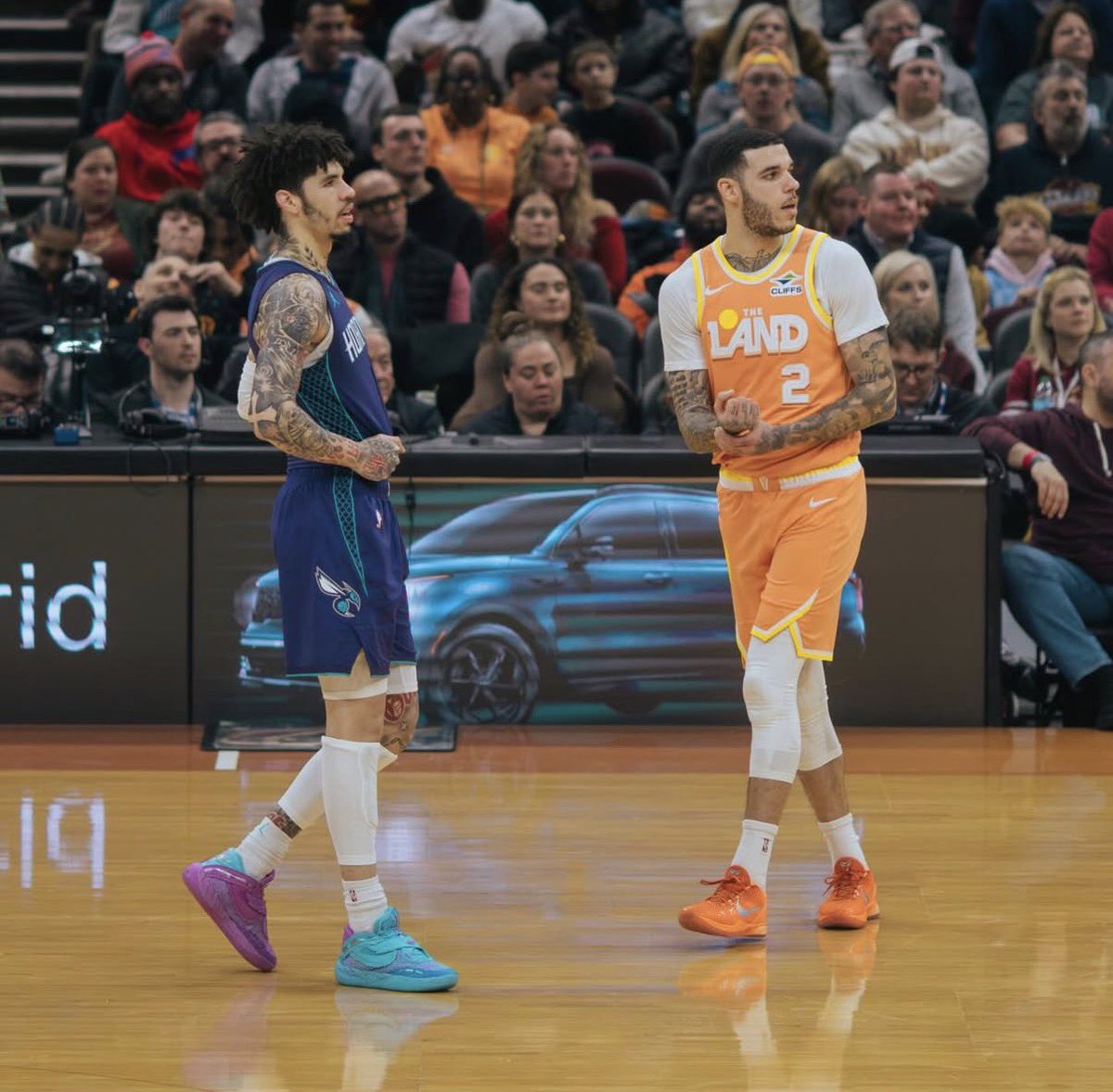 SnapshotKyle's tweet image. Some shots of LaMelo &amp;amp; Lonzo sharing the floor in Cleveland 🤞🏾

(via @memorycardfull on IG)