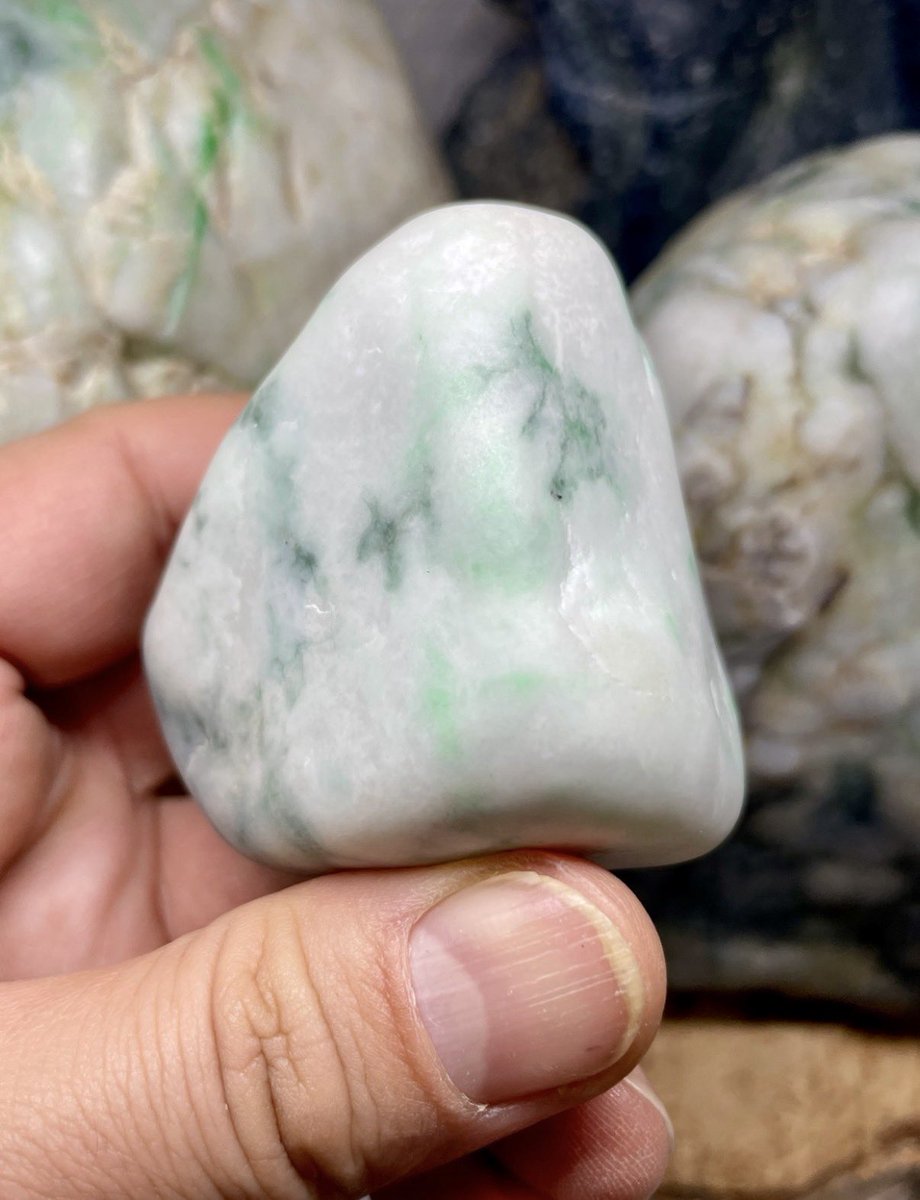 糸魚川翡翠　高透過　白アップルグリーン　大きめ　267g 糸魚川翡翠 高透過 白アップルグリーン 大きめ 267g