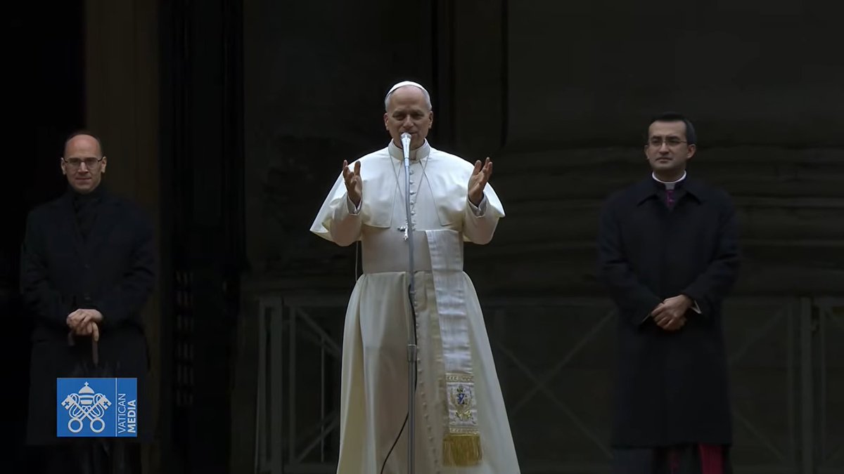 WalkingHymnal's tweet image. THE COAT OF ARMS ARE BACK!!!! Leo now has his Papal coat of arms on his fascia!!!!!