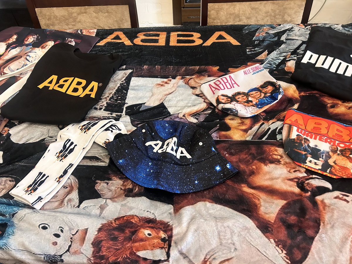 konathanasios8's tweet image. I’m so happy #fatherchristmas  knows me well he got me #ABBA stuff !! Love the blanket and bucket hat !! Merry Christmas to you !! #MerryChristmas #australia 🎄🙏🤗🎉