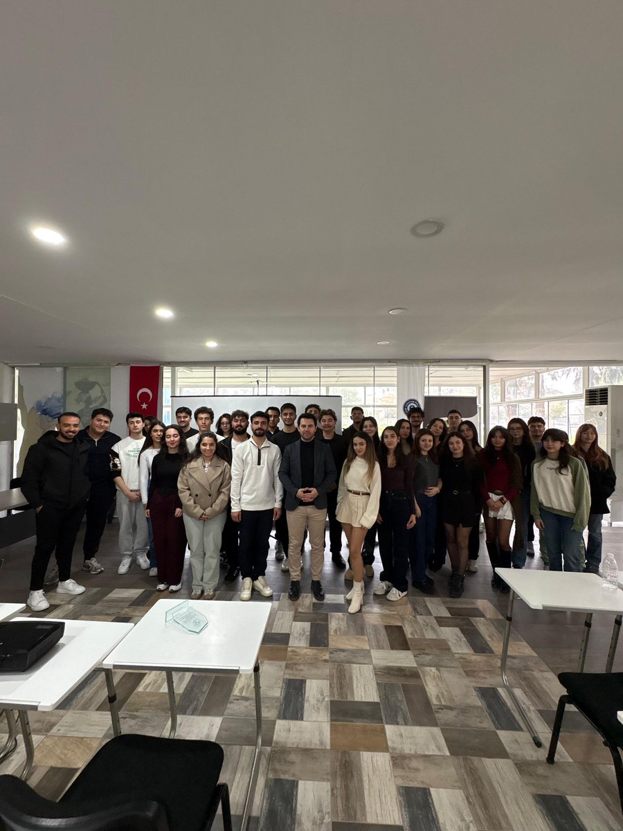 Ege Üniversitesi işletme topluluğu tarafından organize edilen programda gençlerimizle Finansal Okuryazarlık üzerine söyleşi gerçekleştirdik.

Başta topluluk başkan ve yönetimi olmak üzere, emeği geçen ve katılım sağlayan tüm gençlerimize teşekkür ediyorum.

#FinansalOkuryazarlık