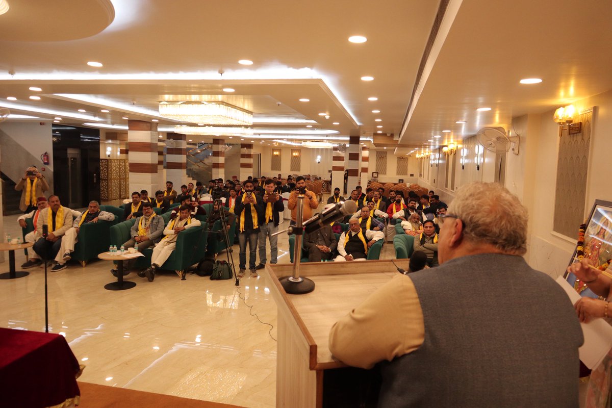 भारत रत्न महामना पंडित मदन मोहन मालवीय और श्रद्धेय अटल बिहारी वाजपेयी का संपूर्ण जीवन राष्ट्रसेवा, मूल्यों और सामाजिक समरसता को समर्पित रहा।<a href="/RadheyShayamCF/">राधेश्याम चैरिटेबल फाउंडेशन</a> द्वारा आयोजित कार्यक्रम “महामानव : युग प्रवर्तकों की पावन स्मृति” संगोष्ठी में यही विचार व्यक्त किए।

महामना मालवीय जी ने