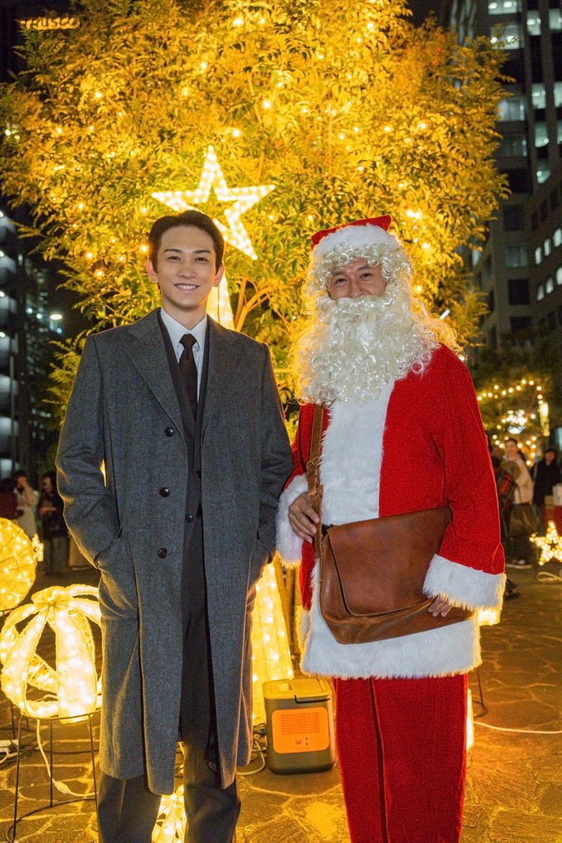 drama_wowow's tweet photo. ❉・❊・✻・✼・✽
きょうは #クリスマス🎅✨
❉・❊・✻・✼・✽

連続ドラマＷ　#池井戸潤 スペシャル
「#かばん屋の相続」

第1話「十年目のクリスマス」のオフショットを公開🎁
永島慎司役 #町田啓太 さん＆謎の男役 #石丸幹二 さん🎄

🌟12/27(土)午後10:00～
https://t.co/6UFHdECNzC

#WOWOW https://t.co/S9krVG90lC