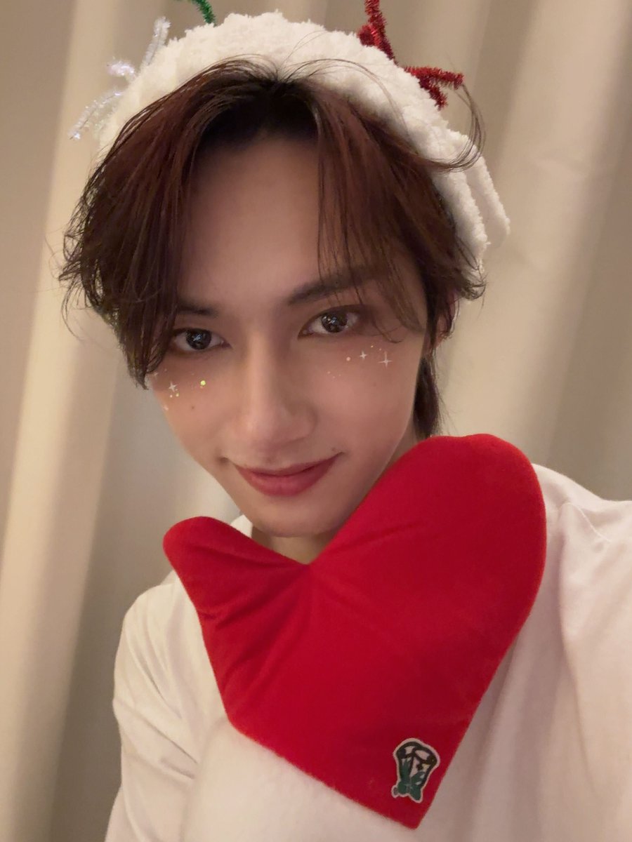 jun is so christmas coded 🎄🐱♥️
