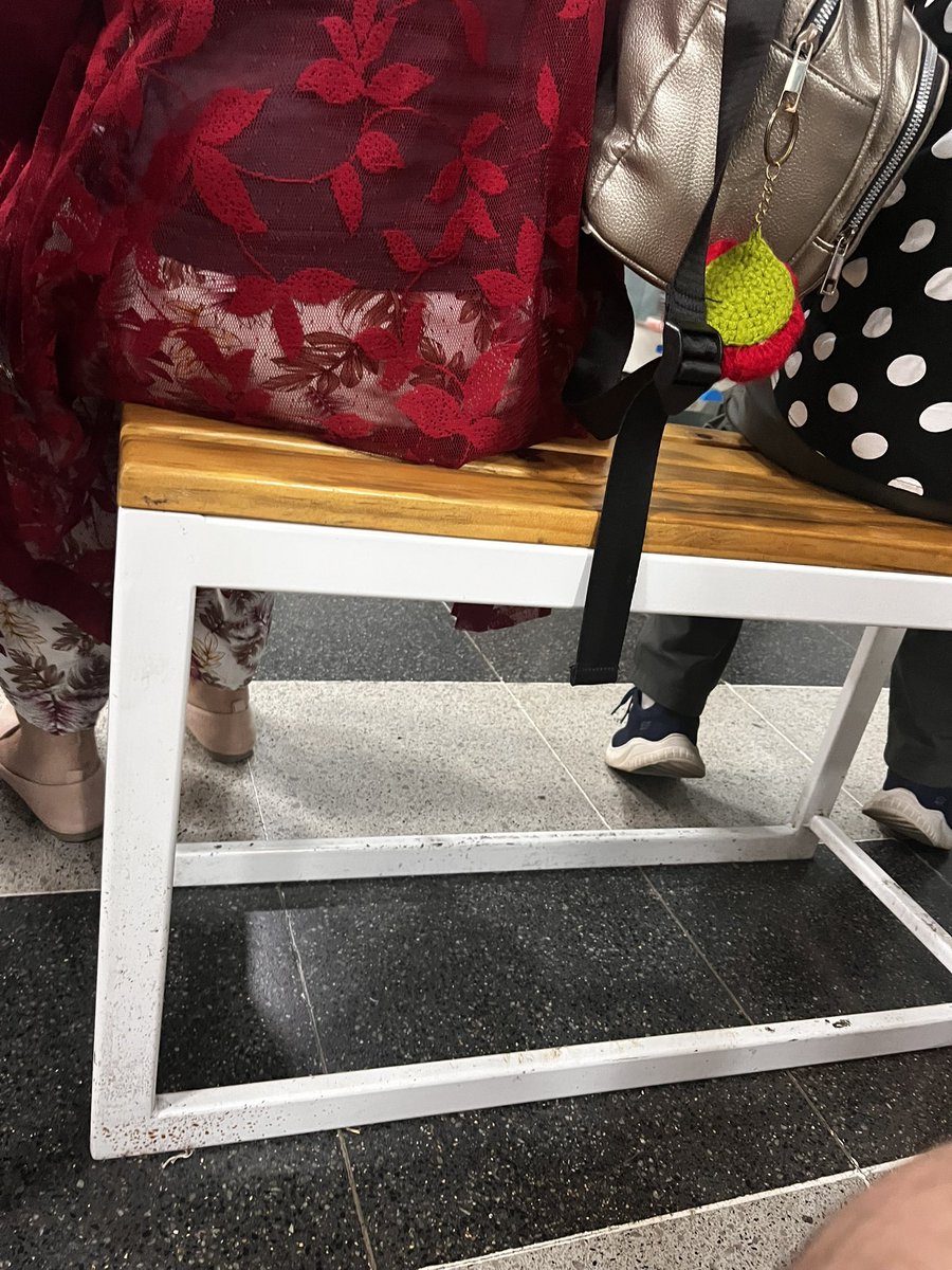 Es indigno, que en el Hospital Regional, en la sala de urgencia, donde enfermos y aconpañanates tienen que esperar largas horas para ser atendidos, tenga unas bancas de madera para la gente!.
Donde estan las autoridades de salud para ver esta situacion?
<a href="/biobio/">BioBioChile</a> ,<a href="/RADIOPALOMAFM/">RADIO PALOMA TALCA</a>