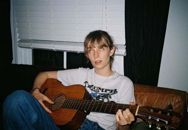 foxboygenius's tweet image. ronance au in which robin is a shitty indie singer who comes off as rlly entitled and nancy works for the venue that she's performing at ..... can anyone hear me...