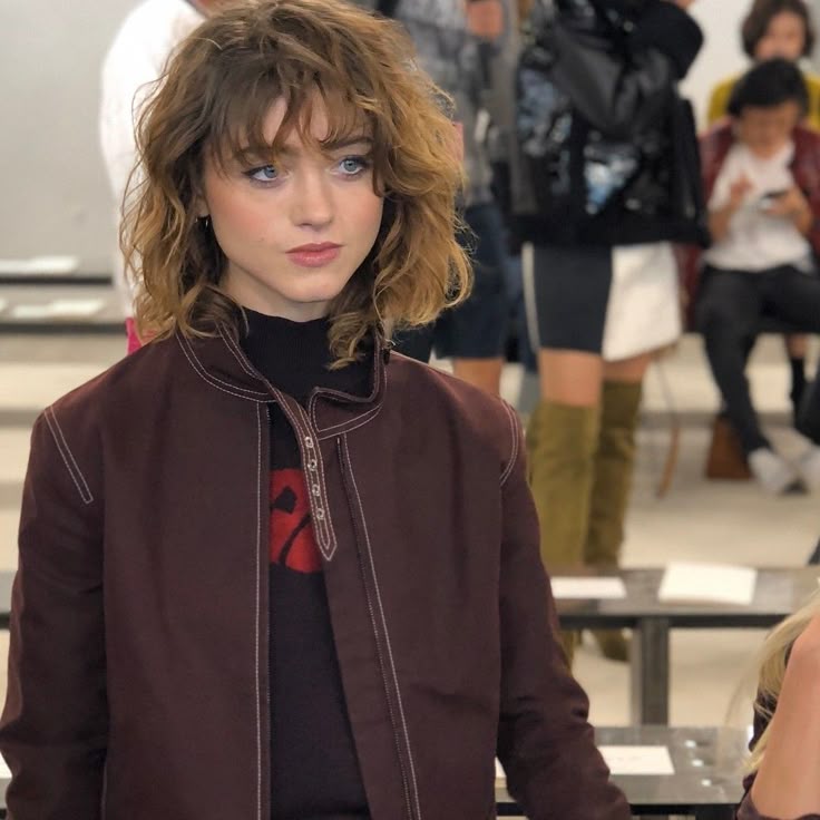 foxboygenius's tweet image. ronance au in which robin is a shitty indie singer who comes off as rlly entitled and nancy works for the venue that she's performing at ..... can anyone hear me...