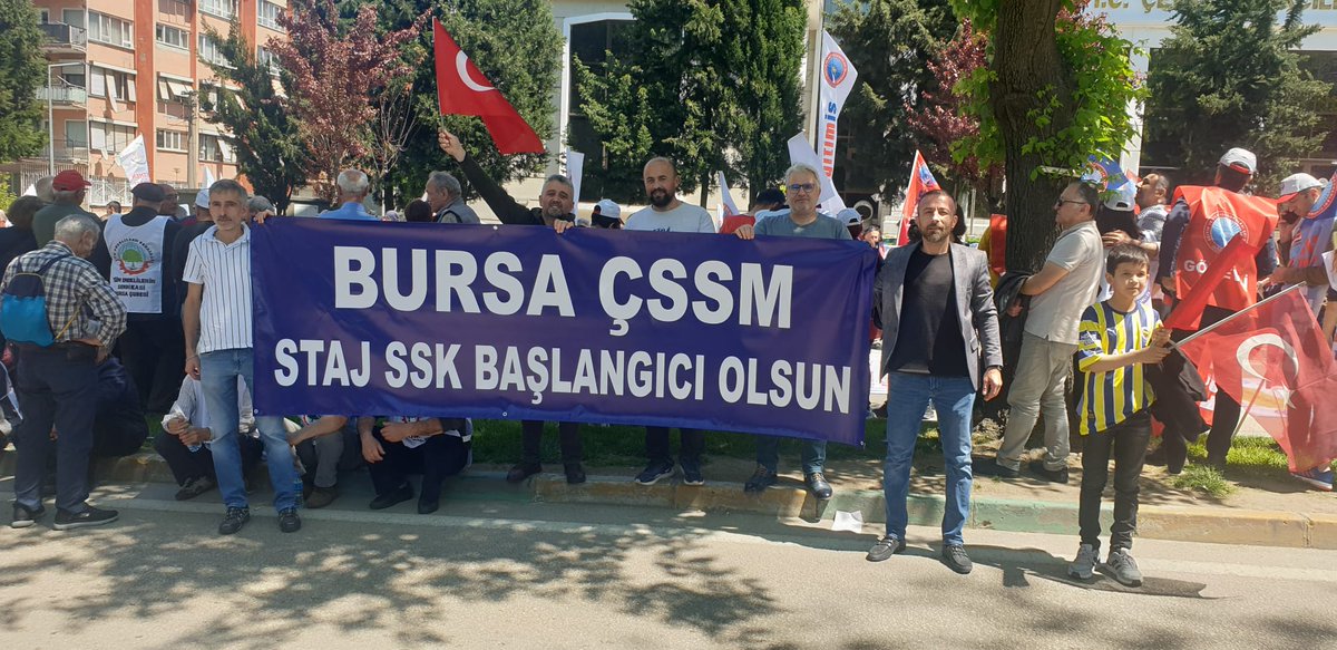 Kandırılmışlığın resmini ciz deseler ssk kartlarımız çıkar en öne beyazlayan her bir saçımızın teli çıkar orta ya nasırlı eller çıkar 
en önemlisi emek çıkar,alın teri çıkar ortaya hakkımızı istiyoruz  #StajyerÇırakVerilenSözlereKanmayacak