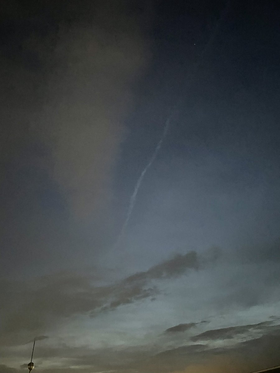 この時間に飛行機雲とは🐉